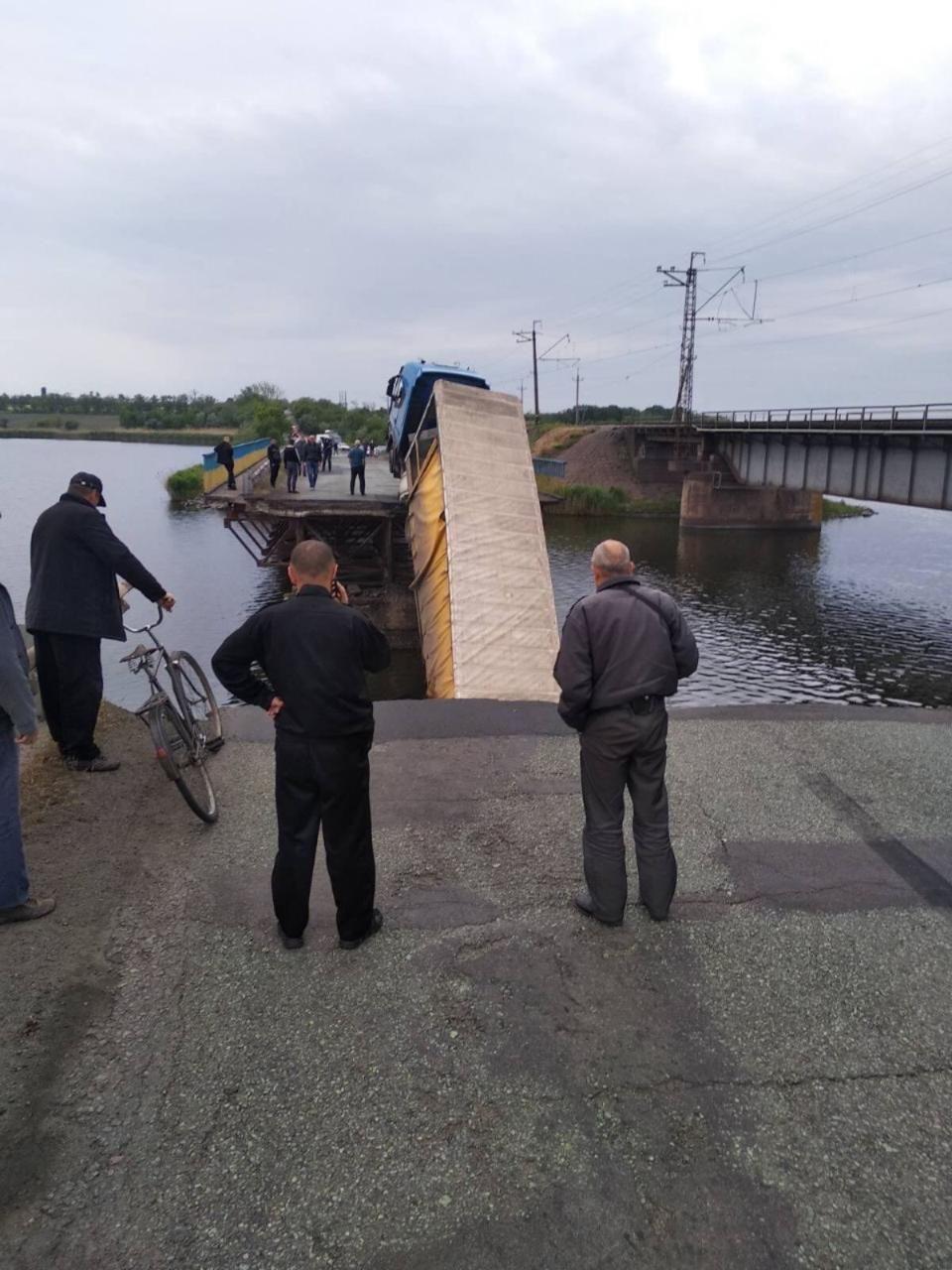 В селі Олексіївка Нікопольського району Дніпропетровської області відбулося руйнування секції мосту під час руху по ньому вантажного автомобіля